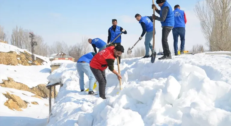 Hakkari'de gönüllü gençler yaşlı çiftin evinin damında biriken karı temizledi