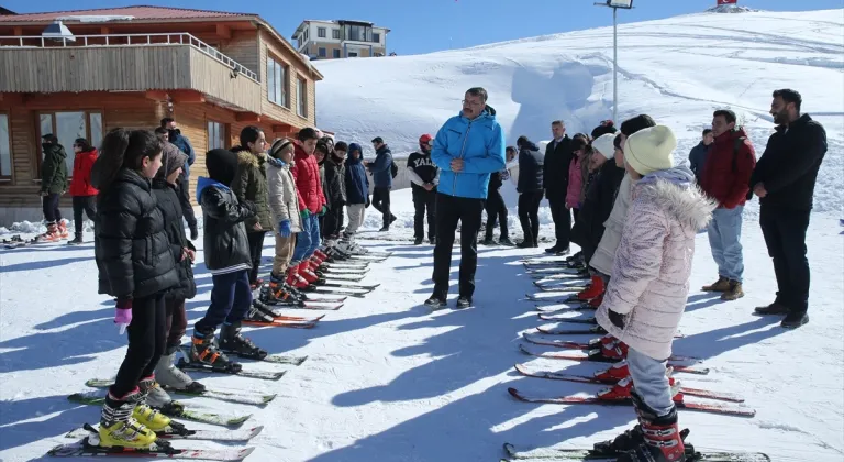 Hakkari'de günde 100 öğrenci kayakla buluşturuluyor