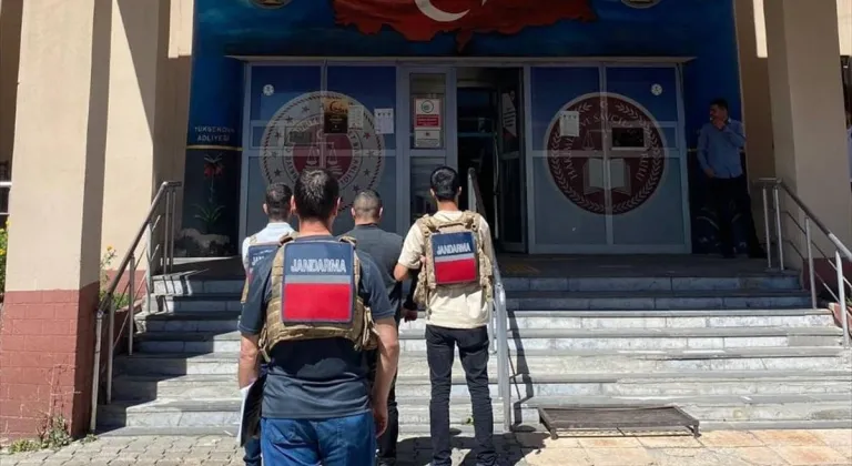 Hakkari'de haklarında kesinleşmiş hapis cezası bulunan 1'i İran uyruklu 2 hükümlü yakalandı