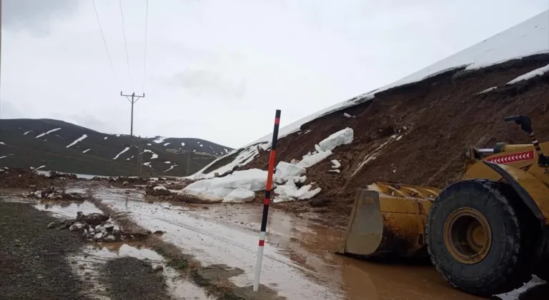 Hakkari'de heyelan nedeniyle kapanan yol ekiplerin çalışmasıyla açıldı