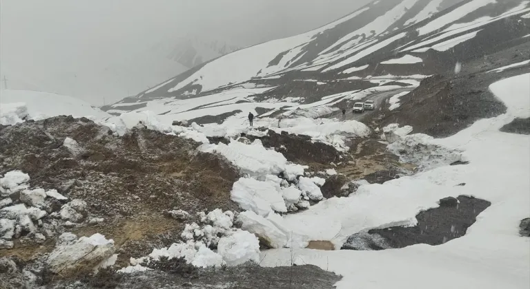 Hakkari'de heyelan nedeniyle köy yolu ulaşıma kapandı