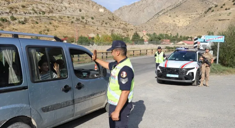 Hakkari'de jandarma ekipleri trafik denetimi yaptı