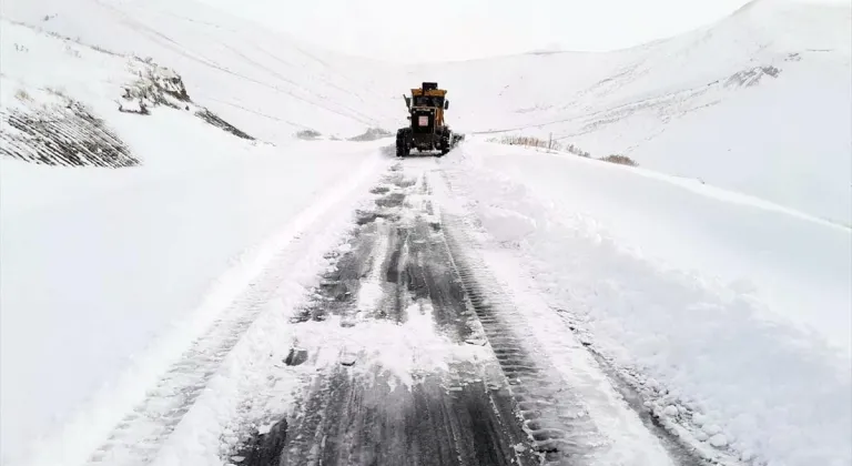 Hakkari'de kardan kapanan köy yolları açıldı