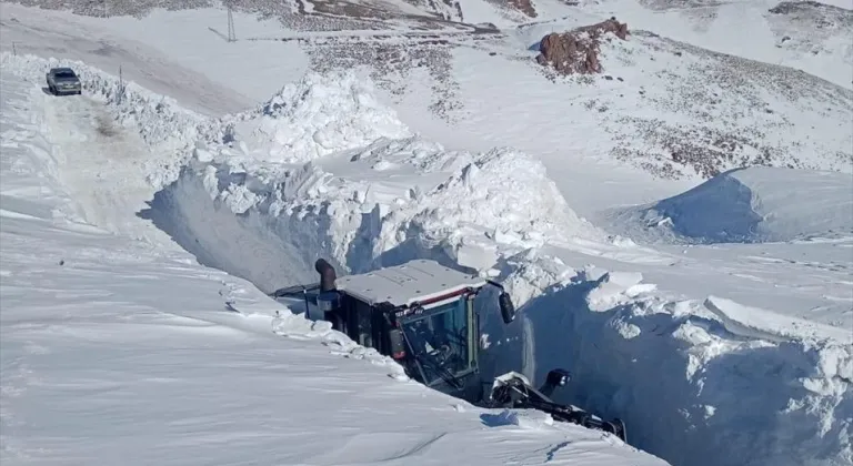 Hakkari'de karla mücadele çalışmaları devam ediyor