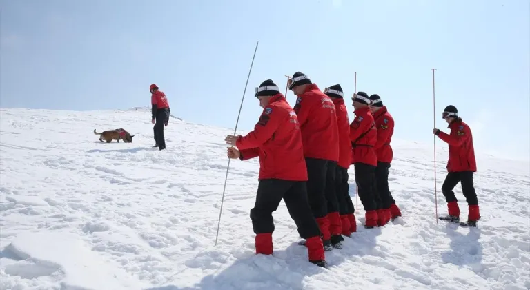 Hakkari'de kayakseverlerin güvenliği JAK timine emanet