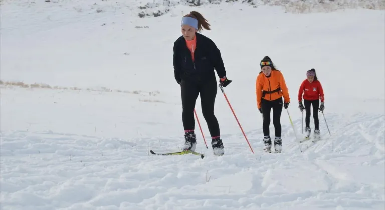 Hakkari'de milli takıma girme hayali kuran kayak sporcuları, çalışmalarını sürdürüyor