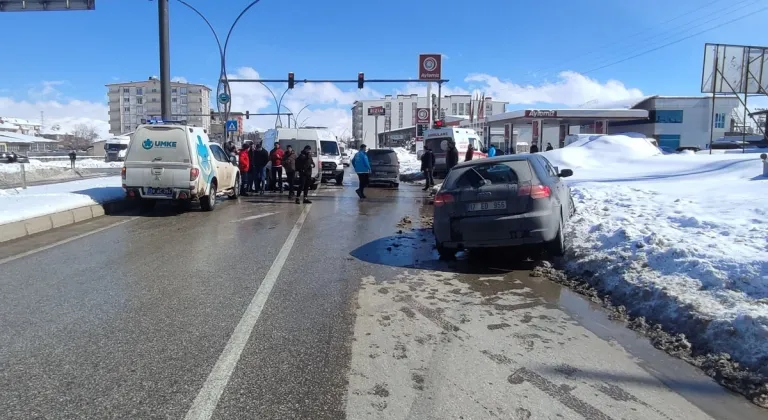 Hakkari'de otomobil ile minibüs çarpıştı, 4 kişi yaralandı