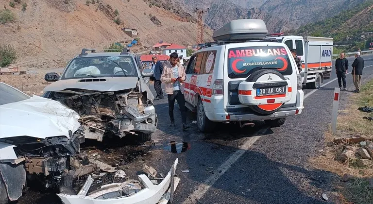 Hakkari'de pikap ile otomobilin çarpıştığı kazada 6 kişi yaralandı