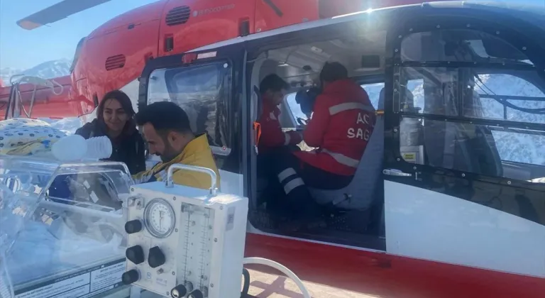 Hakkari'de rahatsızlanan 8 günlük bebek ambulans helikopterle Van'a getirildi