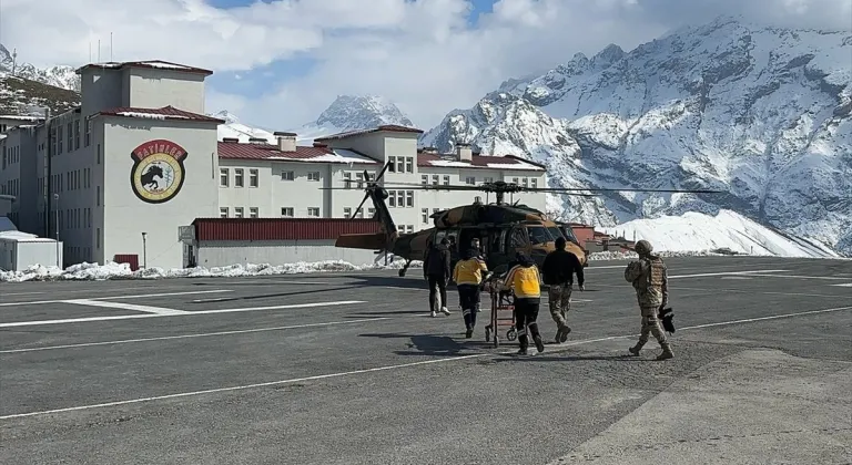 Hakkari'de rahatsızlanan hamile kadın, askeri helikopterle hastaneye sevk edildi