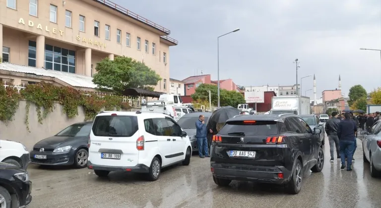 Hakkari'de "resmi belgede sahtecilik ve rüşvet" operasyonu kapsamında 5 şüpheli tutuklandı