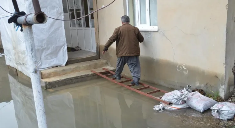 Hakkari'de sağanak nedeniyle bazı evleri su bastı