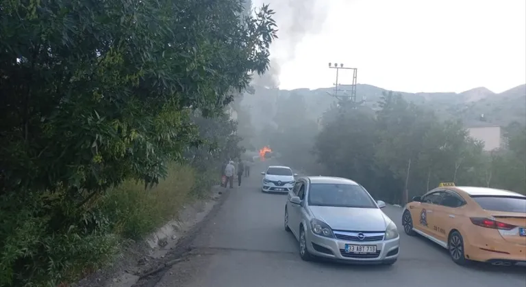 Hakkari'de seyir halindeki otomobilde çıkan yangın söndürüldü