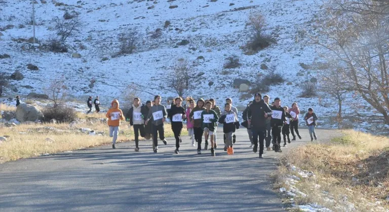 Hakkari'de sporcular, antrenmanlarını sıcak asfalt dökülen köy yolunda yaptı