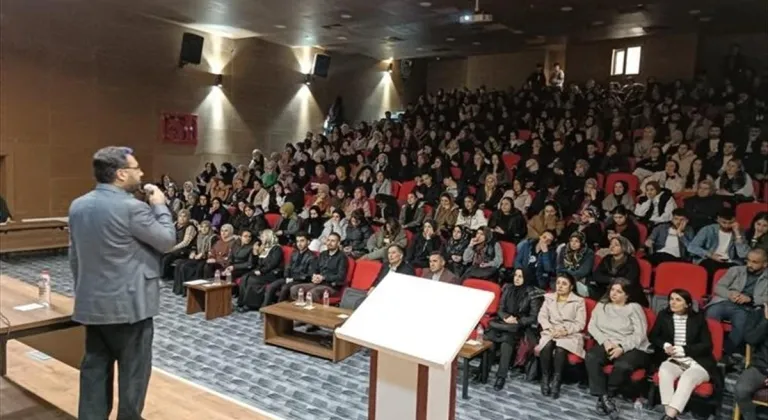 Hakkari'de üniversite öğrencilerine "Yaratılış Gayemiz" konulu konferans düzenlendi