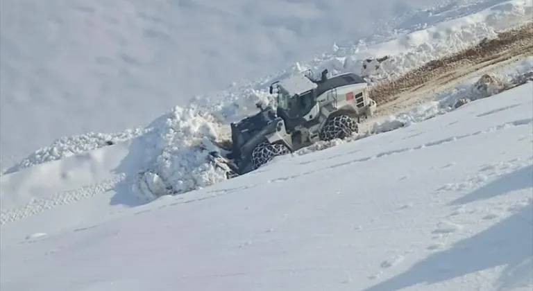 Hakkari'de üs bölgesi yolunda karla mücadele çalışması yürütülüyor