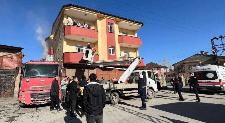 Hakkari'de yangın çıkan evde mahsur kalan 7 kişi kurtarıldı