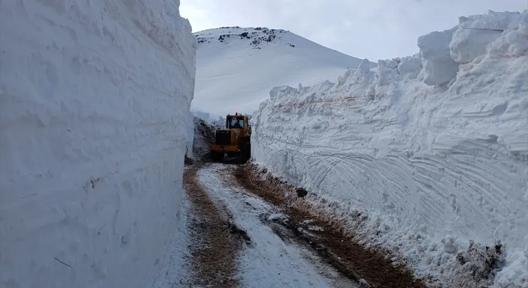 Hakkari'de yer yer 4 metre karın bulunduğu üs bölgesinin yolu açıldı