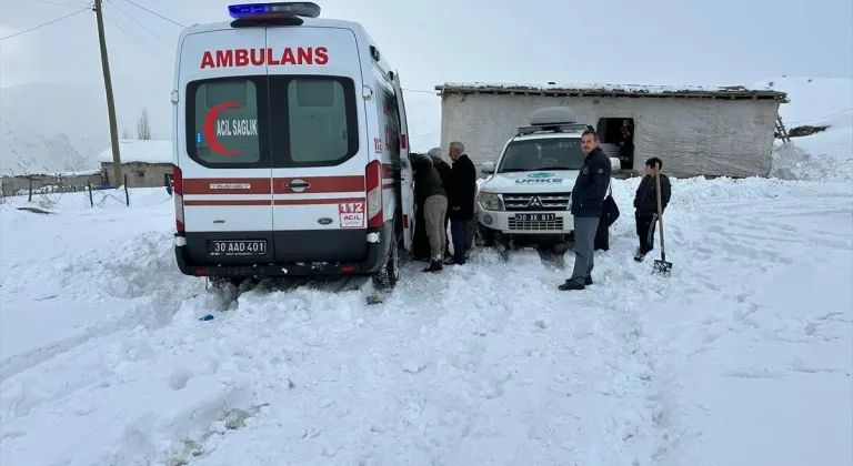 Hakkari’de yolu kardan kapanan köyde rahatsızlanan kadın ekiplerce hastaneye ulaştırıldı