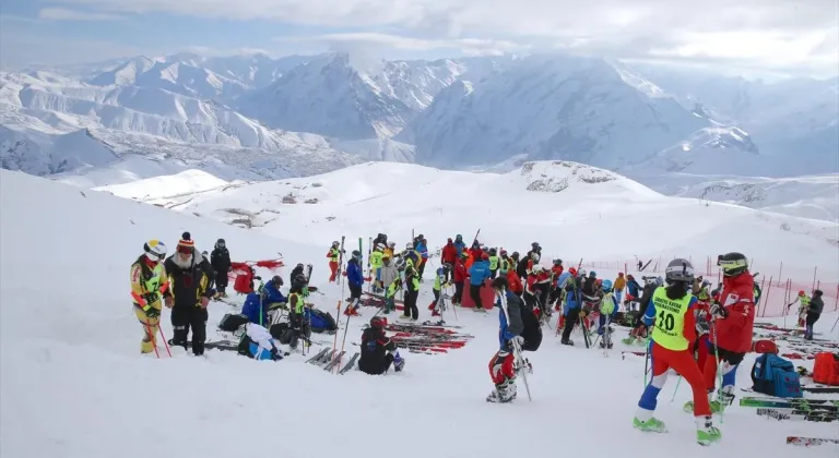 Hakkari'deki kayak merkezi farklı illerden sporcularla şenlendi