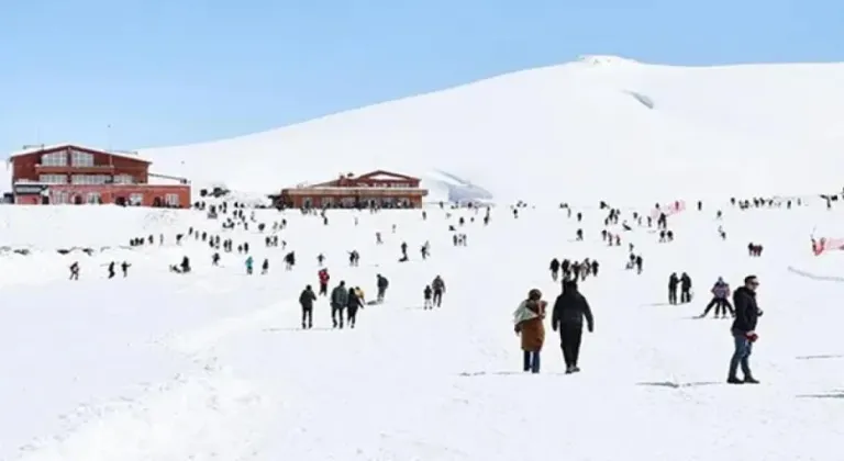 Hakkari'deki kayak merkezi nisanda da kayak tutkunlarını ağırlıyor