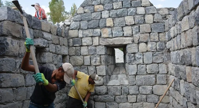 Hakkari'deki tarihi medresede restorasyon çalışmaları sürüyor