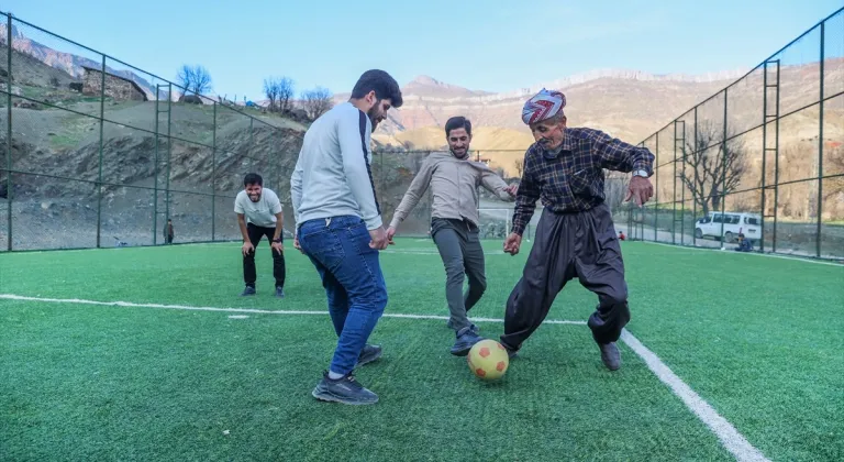 Hakkarili 63 yaşındaki Esat Kaynak, futbol tutkusuyla dikkati çekiyor