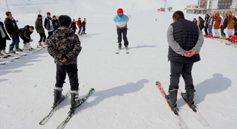 Hakkarili çocuklar kayak sporuyla sağlıklı geleceğe adım atıyor