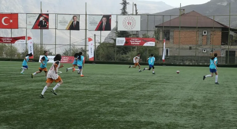 Hakkarili kızlar futbolda U15 ve U17 Milli Takım seçmelerinde ter döktü