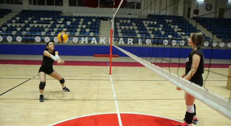 Hakkari'nin kadın voleybolcuları 1. Lig'e odaklandı