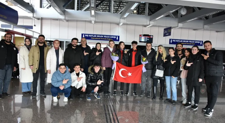 Havalı silahlarda Avrupa üçüncüsü olan Rana Gözübüyük, Erzurum'da çiçeklerle karşılandı