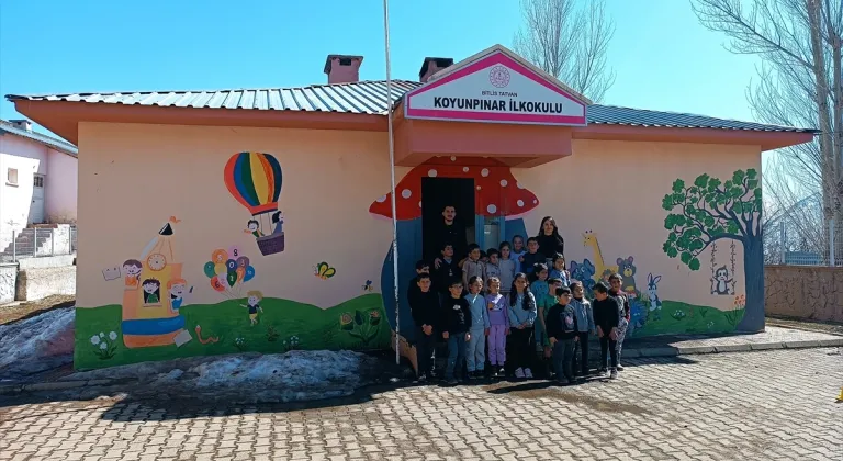 "Hediye Öğretmen", görev yaptığı köy okulunun duvarlarını resimlerle süsledi