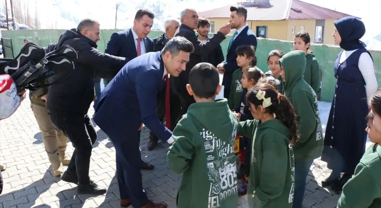 Hizan Kaymakamı Özçelik, köyleri ziyaret etti