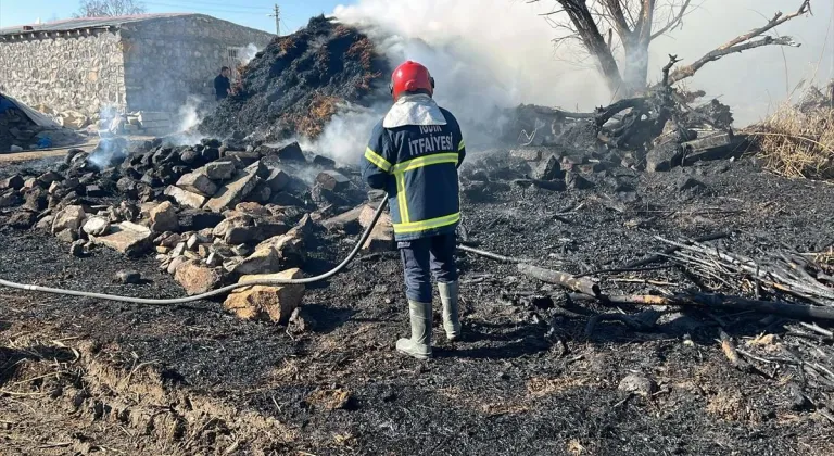 Iğdır'da çıkan yangında yaklaşık 4 bin balya ot yandı