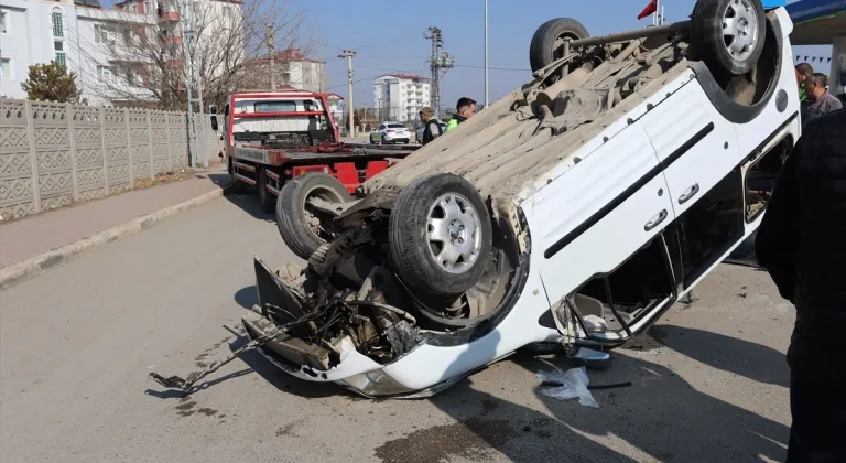 Iğdır'da devrilen araçtaki 2 kişi yaralandı