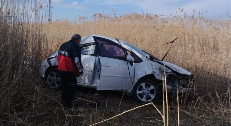 Iğdır'da kaza yapan otomobilde sıkışan sürücüyü itfaiye ekipleri kurtardı