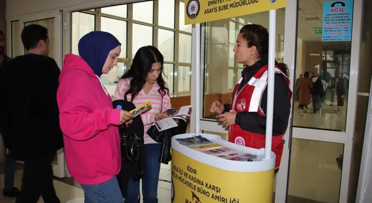 Iğdır'da polisler üniversite öğrencilerini terör, uyuşturucu ve şiddete karşı bilinçlendiriyor