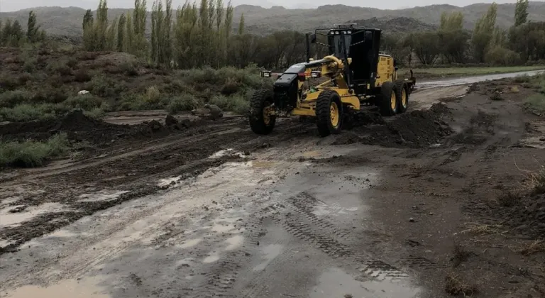 Iğdır'da selden kapanan 2 köyün yolu ulaşıma açıldı