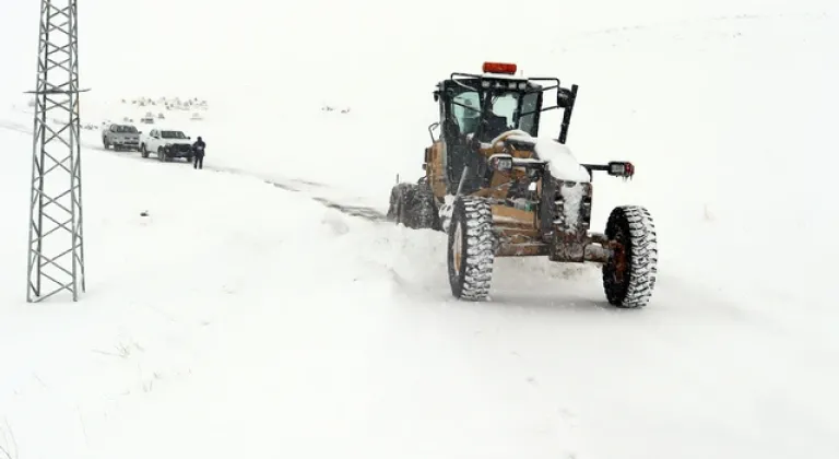 Iğdır'da yolu kardan kapanan köyde rahatsızlanan hamile kadın hastaneye ulaştırıldı