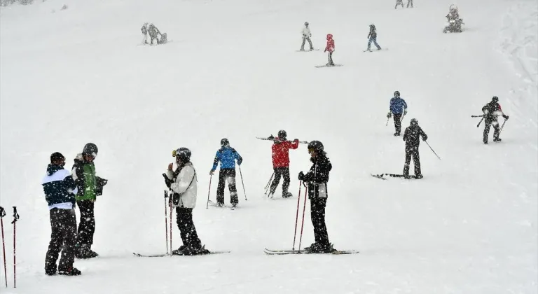 İlkbaharda yağan kar Sarıkamış Kayak Merkezi'ndeki turizmcileri sevindirdi