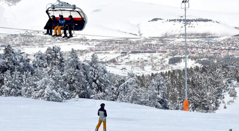 İranlı turistler nevruz tatilini Sarıkamış'ta kayak yaparak geçiriyor