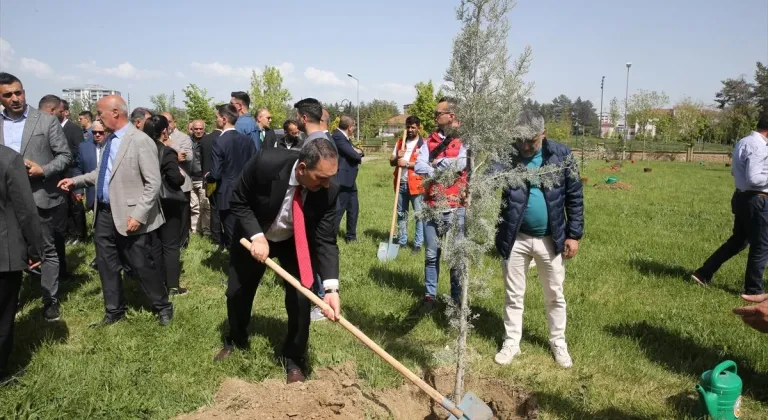 İtalya'dan gelen heyet Muş'ta ağaç dikti