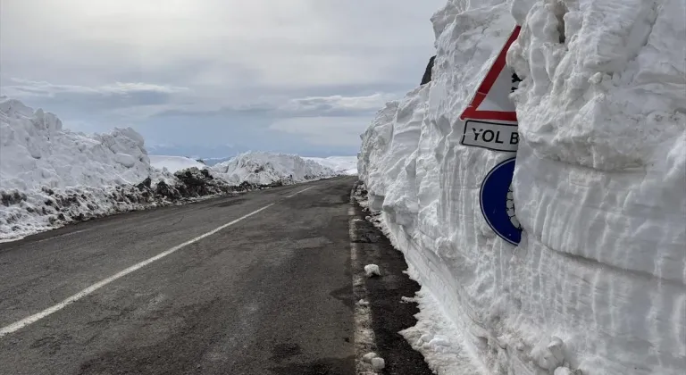 Kar ve tipi nedeniyle 4,5 aydır kapalı olan Ardahan-Ardanuç yolu ulaşıma açıldı