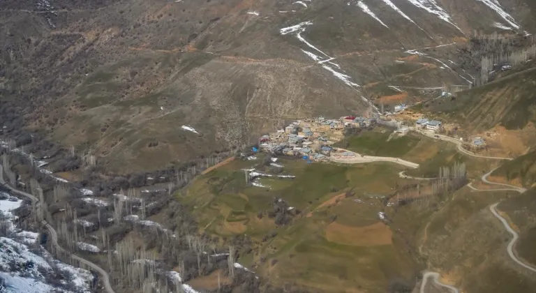 Karın günlerdir geçit vermediği Van-Bahçesaray yolu helikopterden görüntülendi