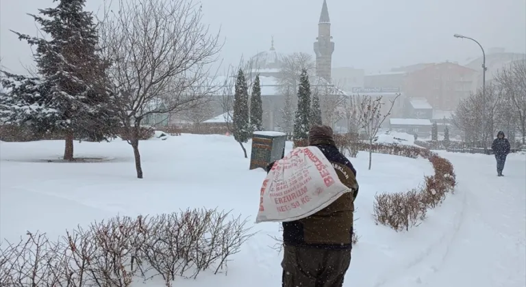 Karla kaplanan Erzurum'da kuşlar için doğaya yem bırakıldı