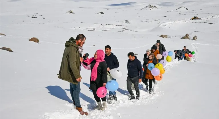 Karla kaplı yolu iş makinesiyle açılan mahalledeki küçük Nisanur'a doğum günü sürprizi