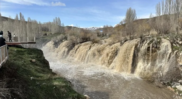 Karların erimesi ve yağışlar Muradiye Şelalesi'ni coşturdu