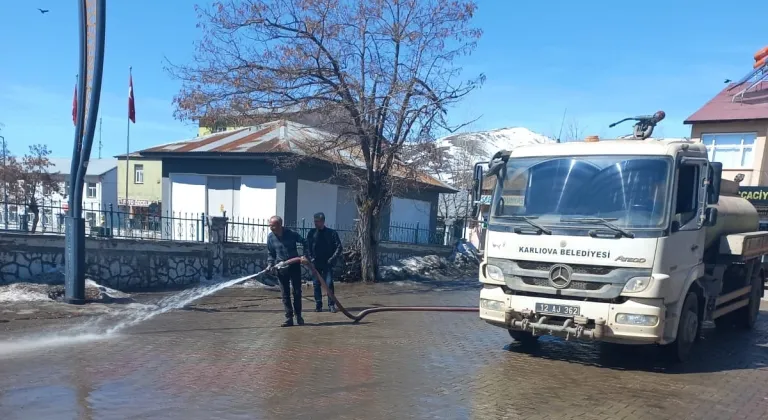 Karlıova'da cadde ve sokaklarda temizlik çalışması