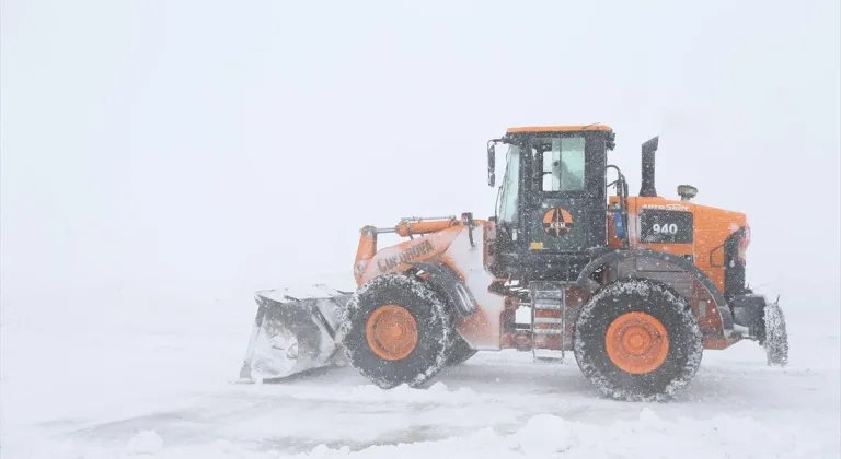 Kars-Ardahan kara yolu kar ve tipi nedeniyle ulaşıma kapatıldı