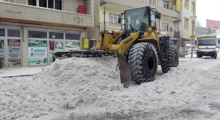 Kars Sarıkamış'ta yoğun yağışla biriken karlar, kamyonlarla ilçe dışına taşınıyor